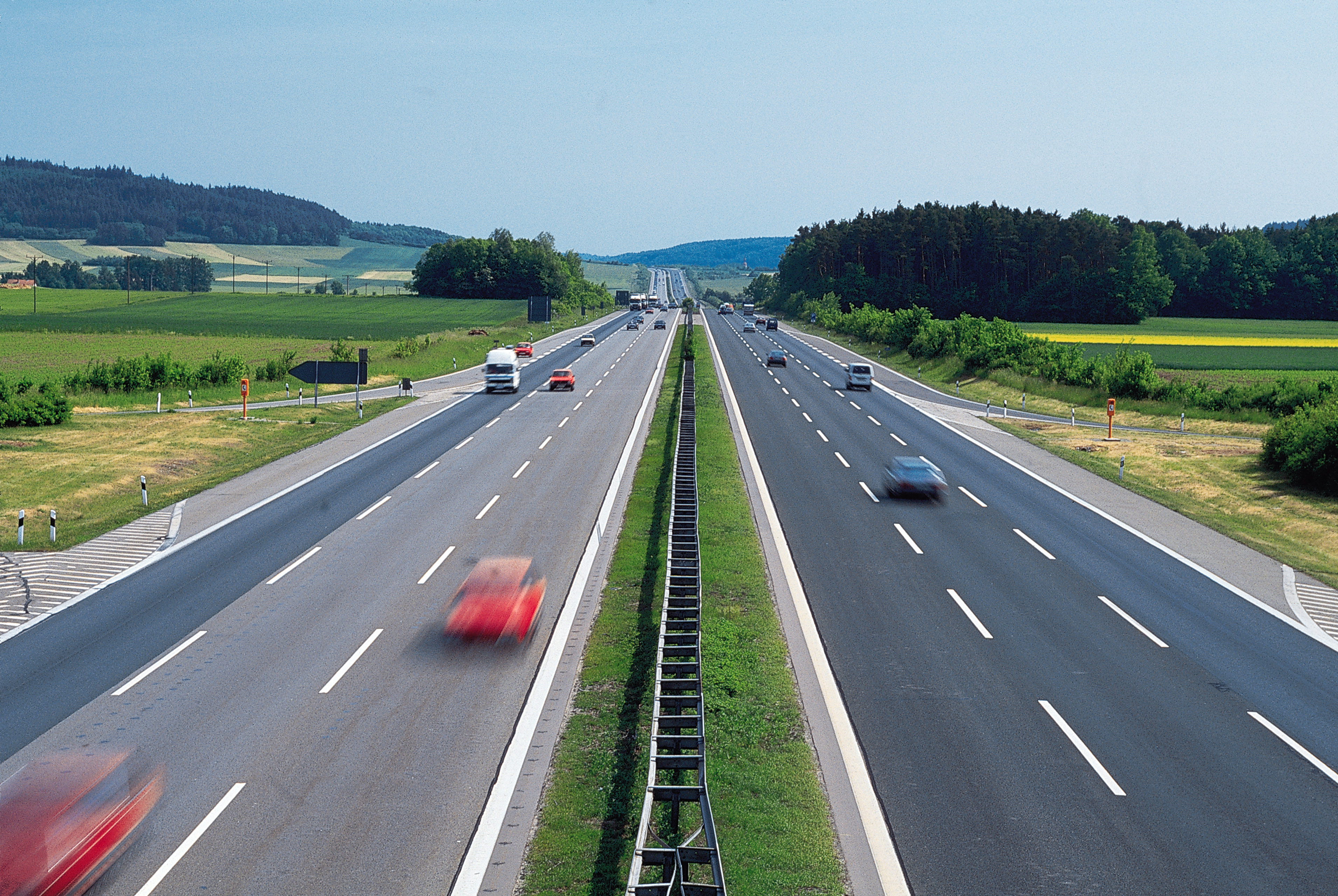Скорость автомобиля на магистрали. Автомобильная дорога м-3 "Украина". Автобан Германия. Автобан дорога в Германии.
